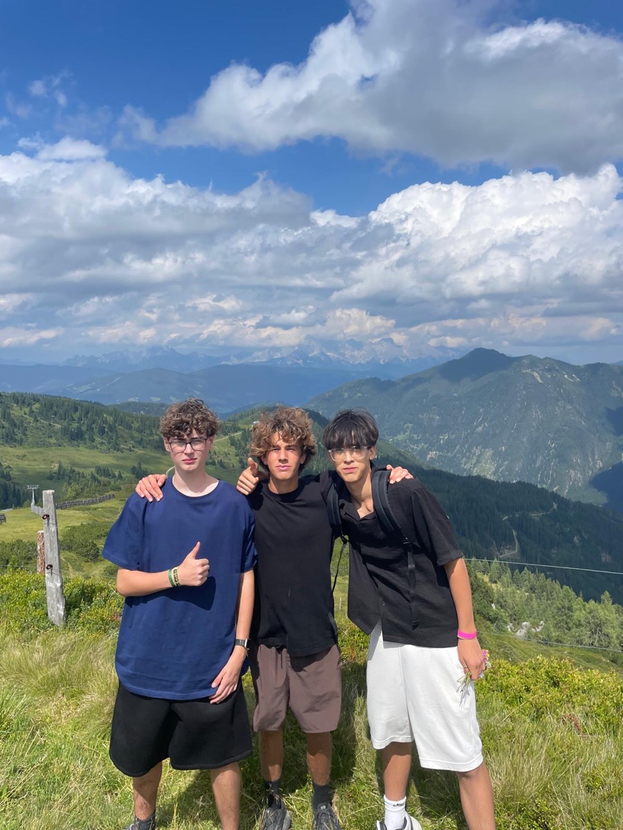 Elias Conrad (Mitte) beim Wandern mit zwei Freunden auf einem Gipfel in den Alpen