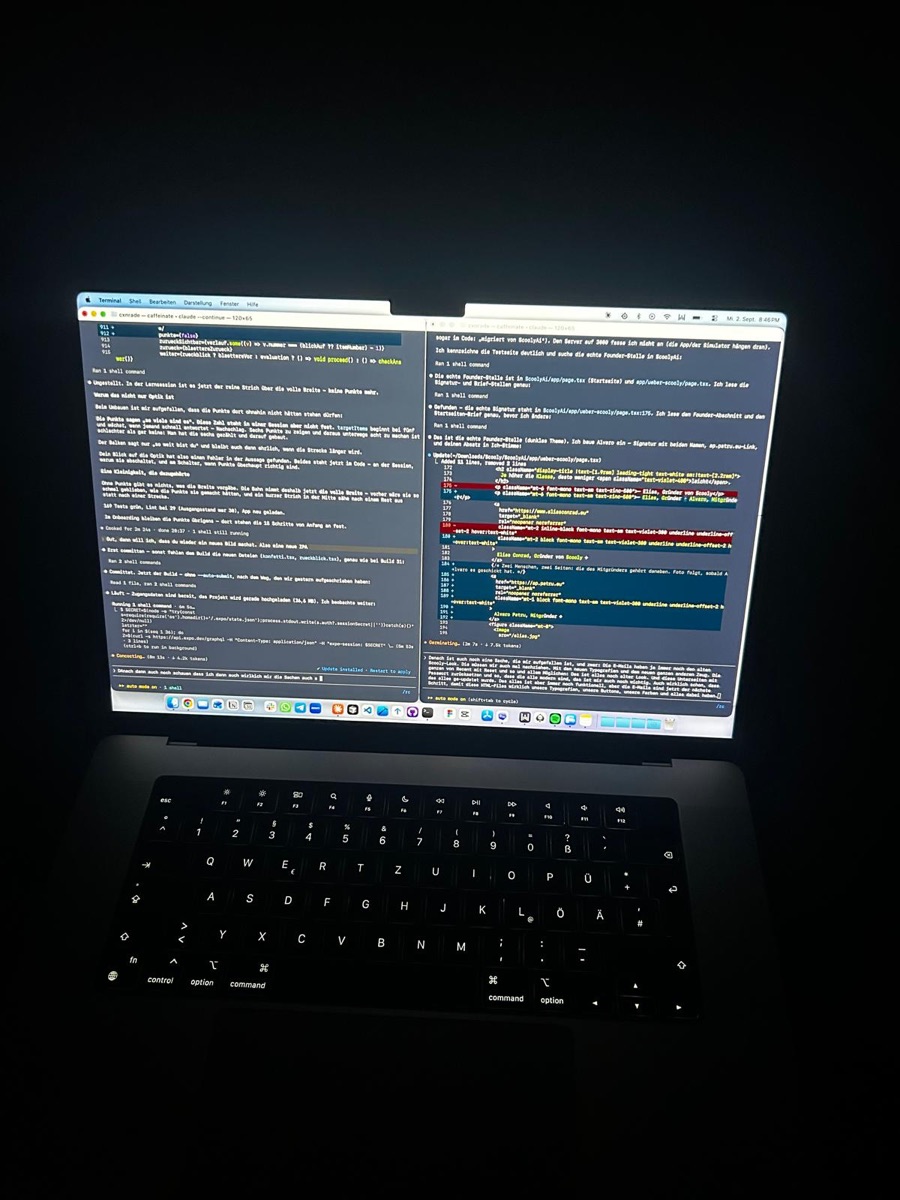 MacBook im Dunkeln mit zwei Terminalfenstern, Arbeit an der Lernapp Scooly